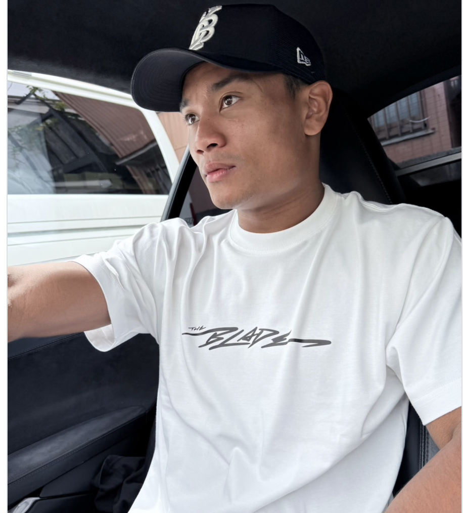 The Bladeの白いTシャツを着た平岡アンディ